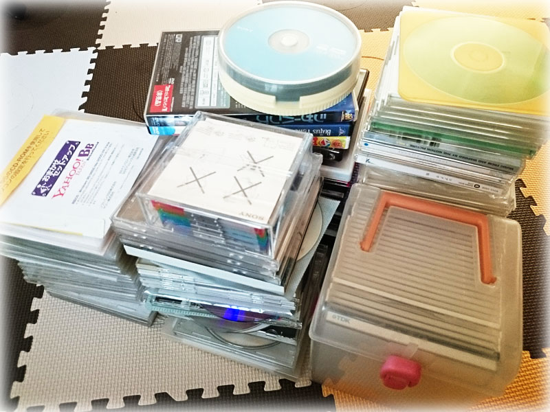 CD・DVD類の山
